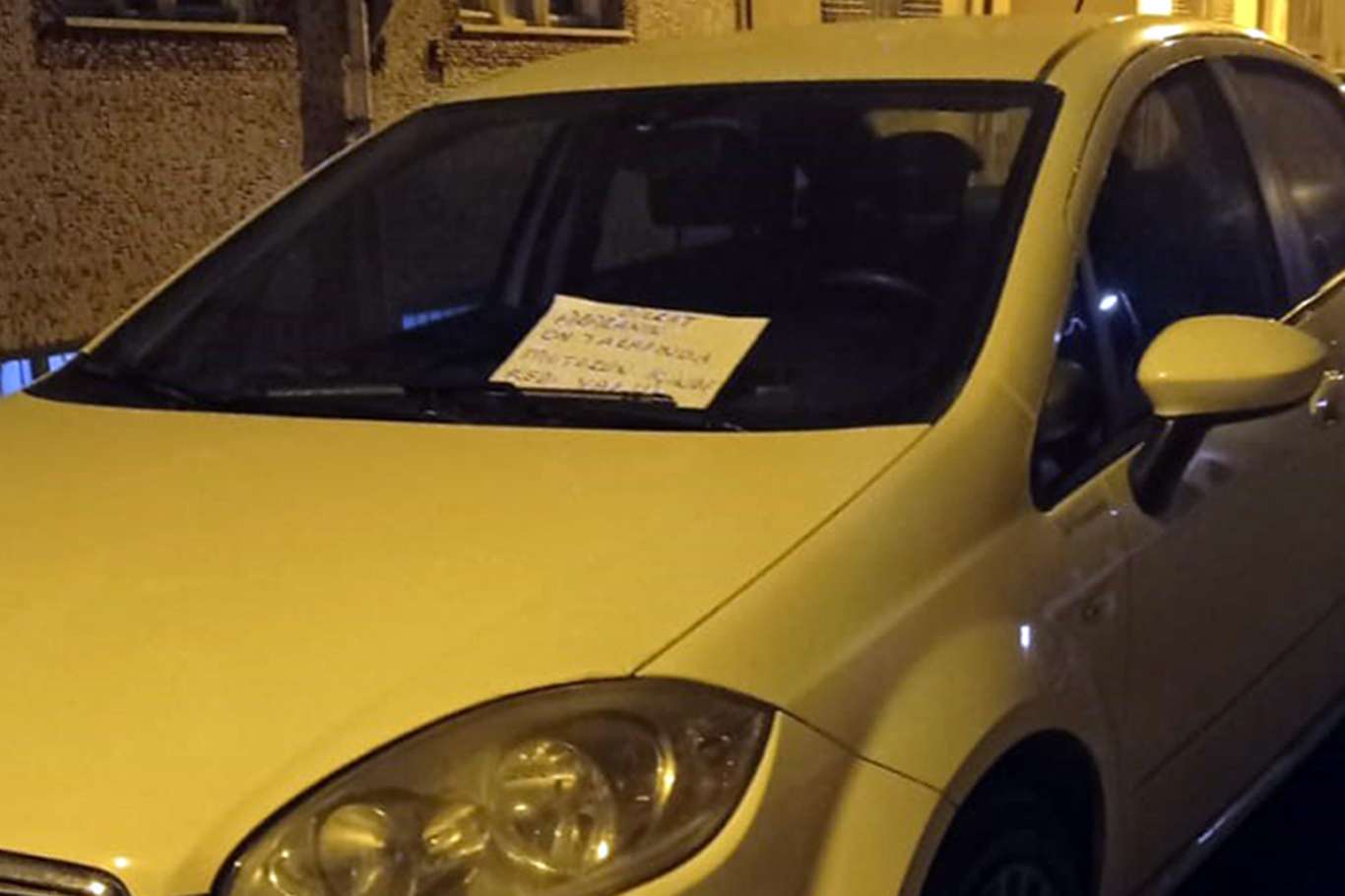 Araç Motoruna sıkışan kedi itfaiye ekipleri tarafından kurtarıldı